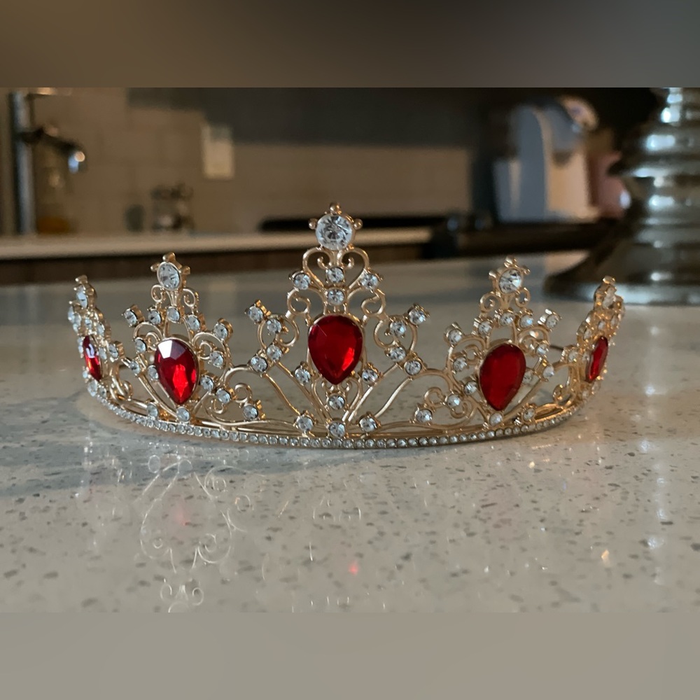 Brand new unworn crown perfect for costume or bday party NWOT
